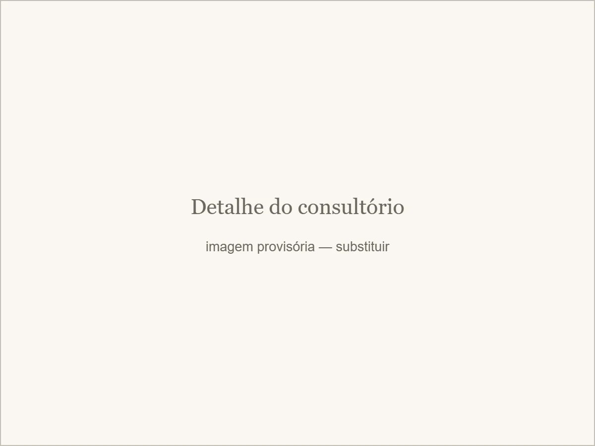 Detalhe do instrumental organizado sobre a bancada do consultório.