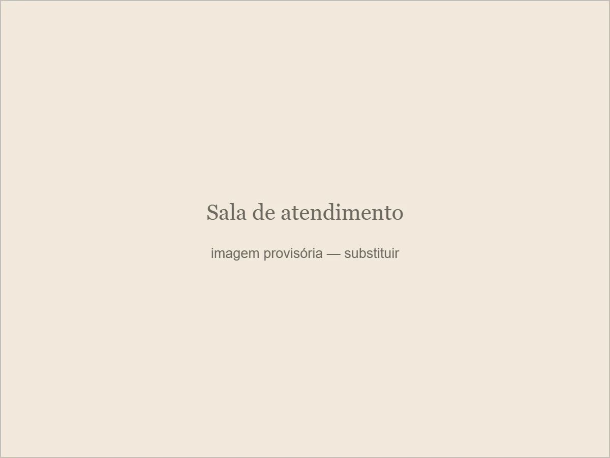 Sala de atendimento com cadeira odontológica e equipamentos.