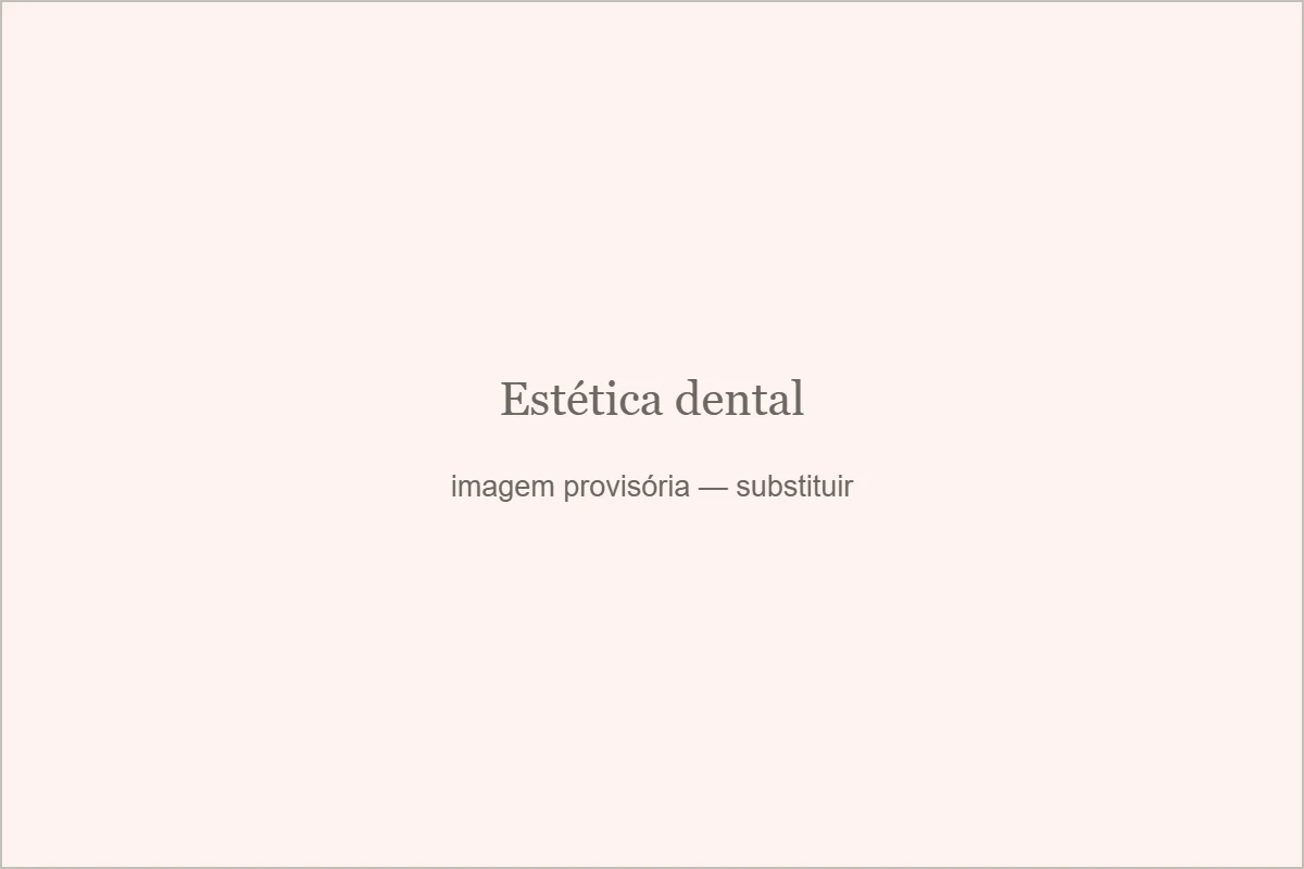 Avaliação de cor do esmalte durante consulta de estética dental.