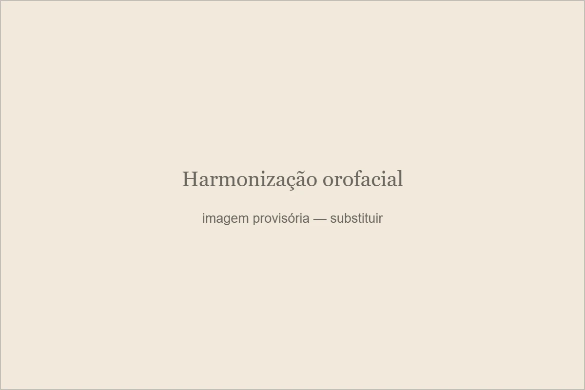 Consulta de harmonização orofacial com marcação de pontos faciais.